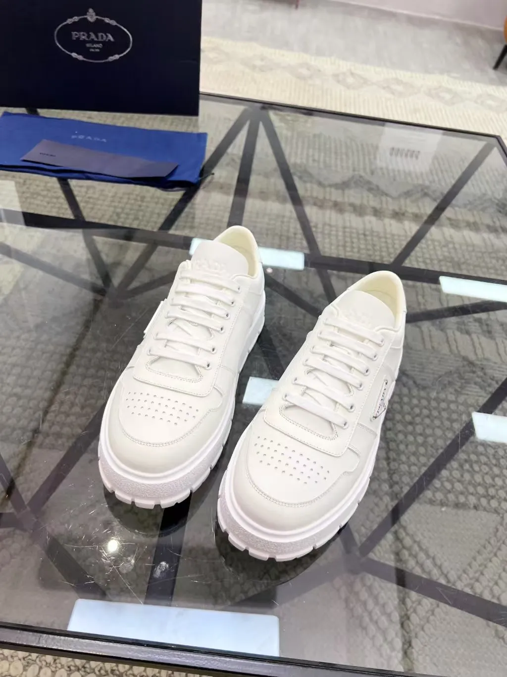 Men's Men's Shoes 💰440 [New Style] 🎍🎍Prada Prada's new men's leather sneakers, the highest version on the market, any comparison is welcome🆚! The original leather has excellent texture and is super high-end! Fetal sheep net lining imported from Italy, removable pad! Luxurious materials and fine workmanship, highly recommended! Code: 38-44 (45 can be customized